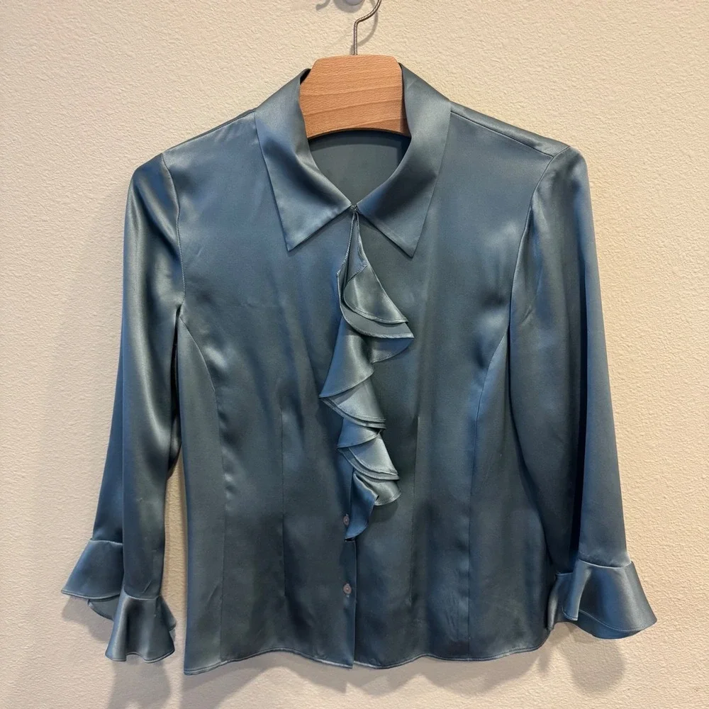 Anne Klein AK Silk Ruffle Front Blouse Dusty Blue‎ Grey Satin Top Size (4)